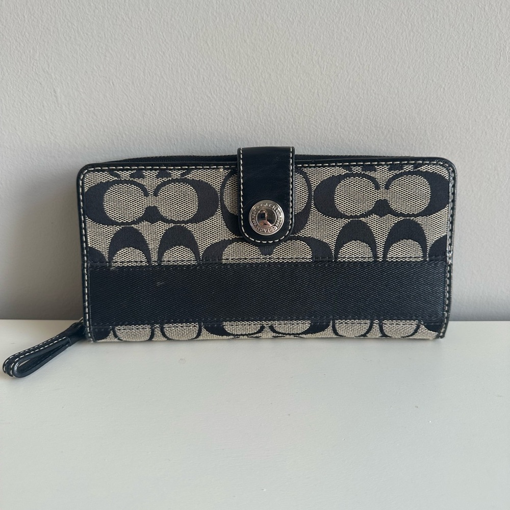 Coach (pre-loved) Wallet ♥️